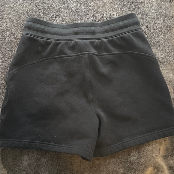 Lululemon Scuba High-Rise Short 5" Black size 8 - Picture 4 of 4